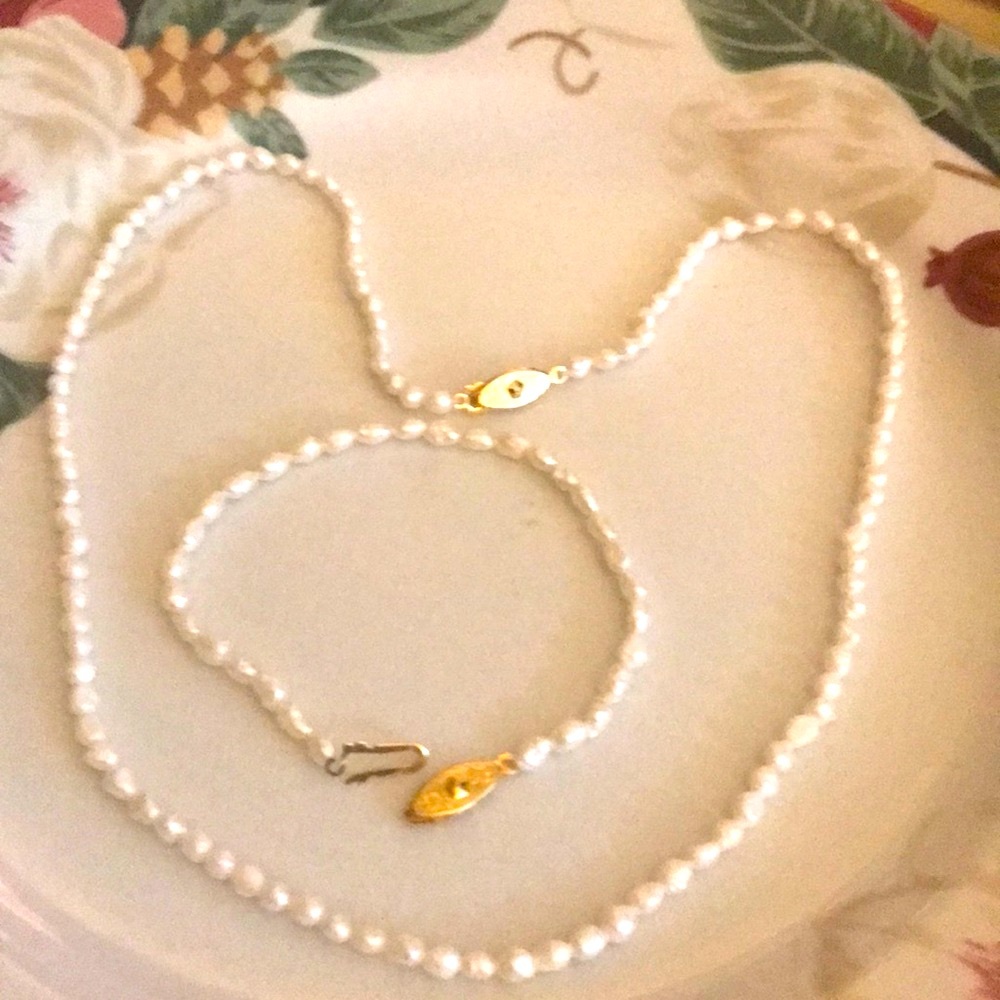 White Freshwater Pearl necklace and bracelet. EUC